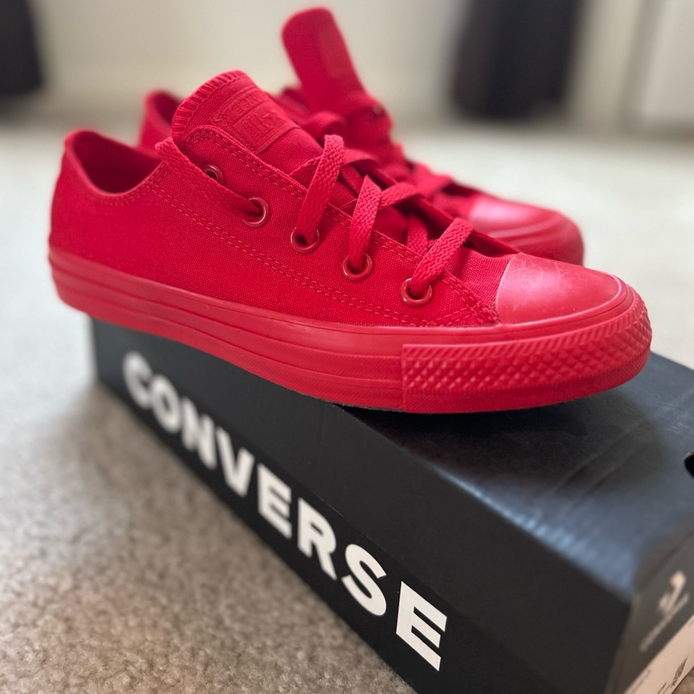Unisex converse shoe. Size 6 (women’s), 4 (men’s)